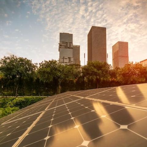Una placa solar en el parque de una ciudad para alimentar el consumo energético de los edificios