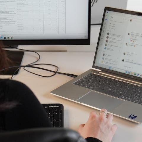 Una persona gestionant un edifici amb un ordinador