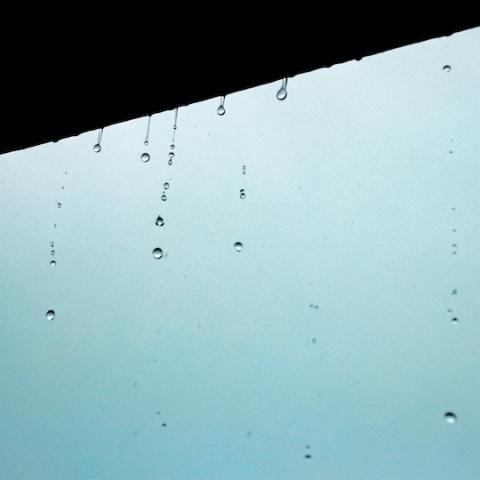 Agua cayendo por una ventana