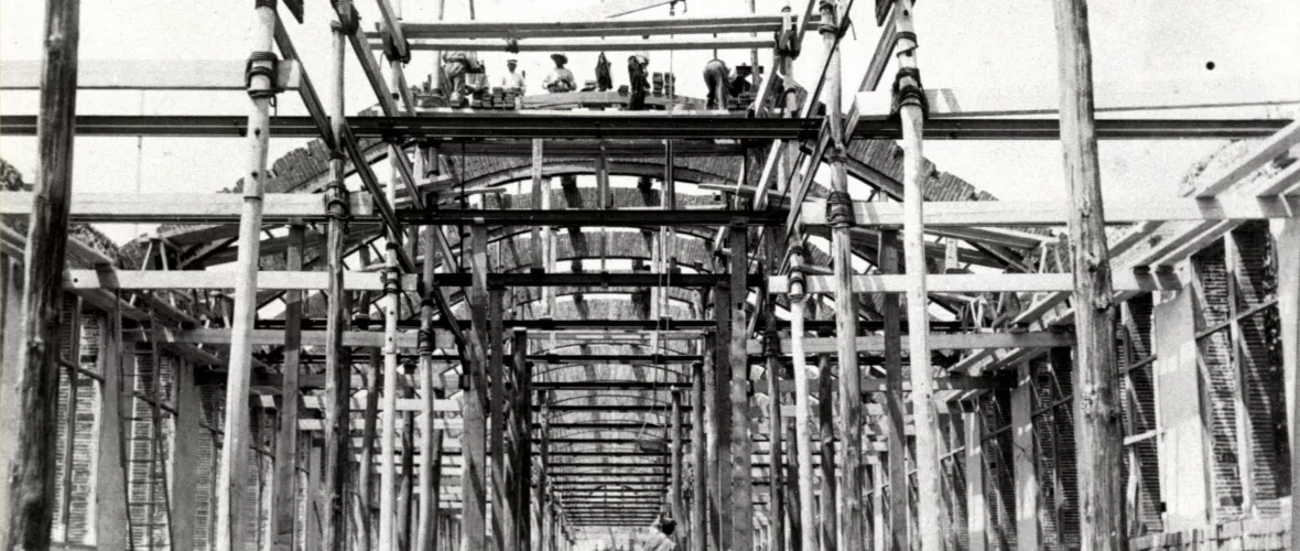 Construcción de la nave de la Fábrica Floris i Busquets de Canet de Mar, c. 1914-1916.