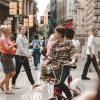 Chica con una bici en la Ramblas de Barcelona