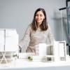 Arquitecta ante una maqueta de un proyecto