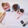 Project managers repasando unos planos de arquitectura
