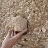 Mano sosteniendo una piedra