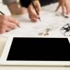 Gente firmando un contrato inmobiliario