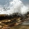 Olas en un paseo marítimo