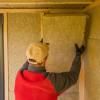 Operario instalando materiales aislantes