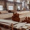 Tablones de madera industrial en una nave