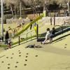 Niños jugando en el parque infantil