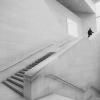 Un hombre subiendo por las escaleras