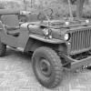 Jeep Willys MB de 1943 en blanco y negro, vehículo militar de la Segunda Guerra Mundial que inspiró el concepto JEEP aplicado al desarrollo profesional del arquitecto