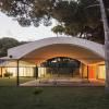 Casa iluminada al anochecer