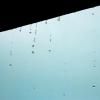 Agua cayendo por una ventana